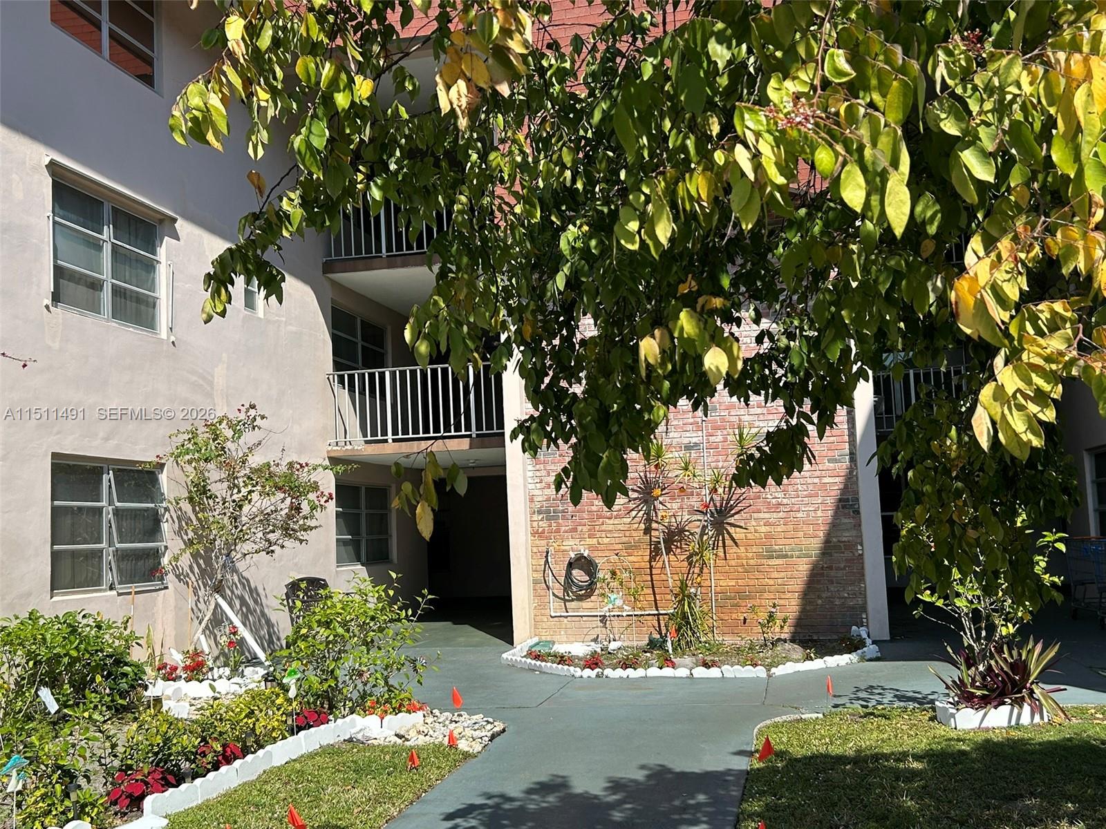 LAUDERDALE OAKS CONDO I - Residential