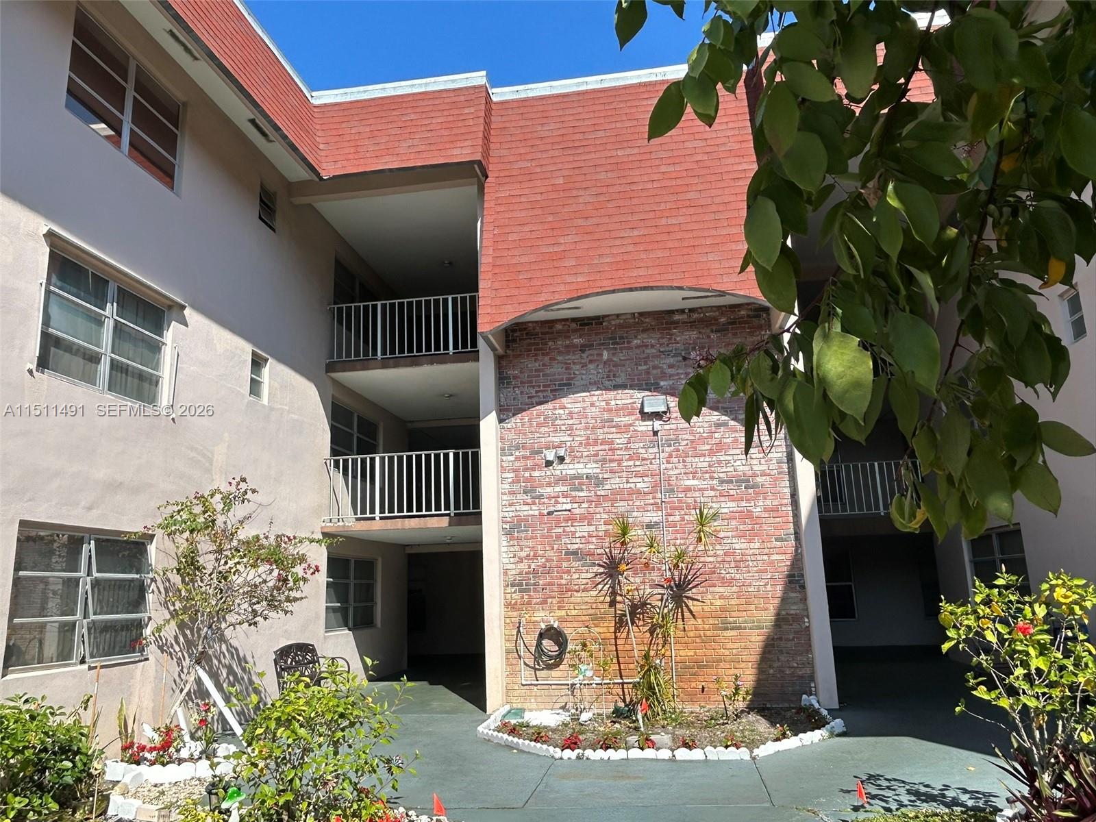 LAUDERDALE OAKS CONDO I - Residential