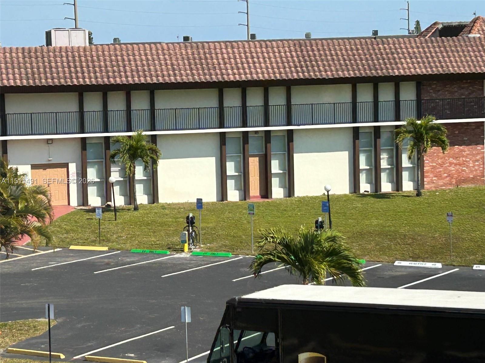 LAUDERDALE OAKS CONDO I - Residential