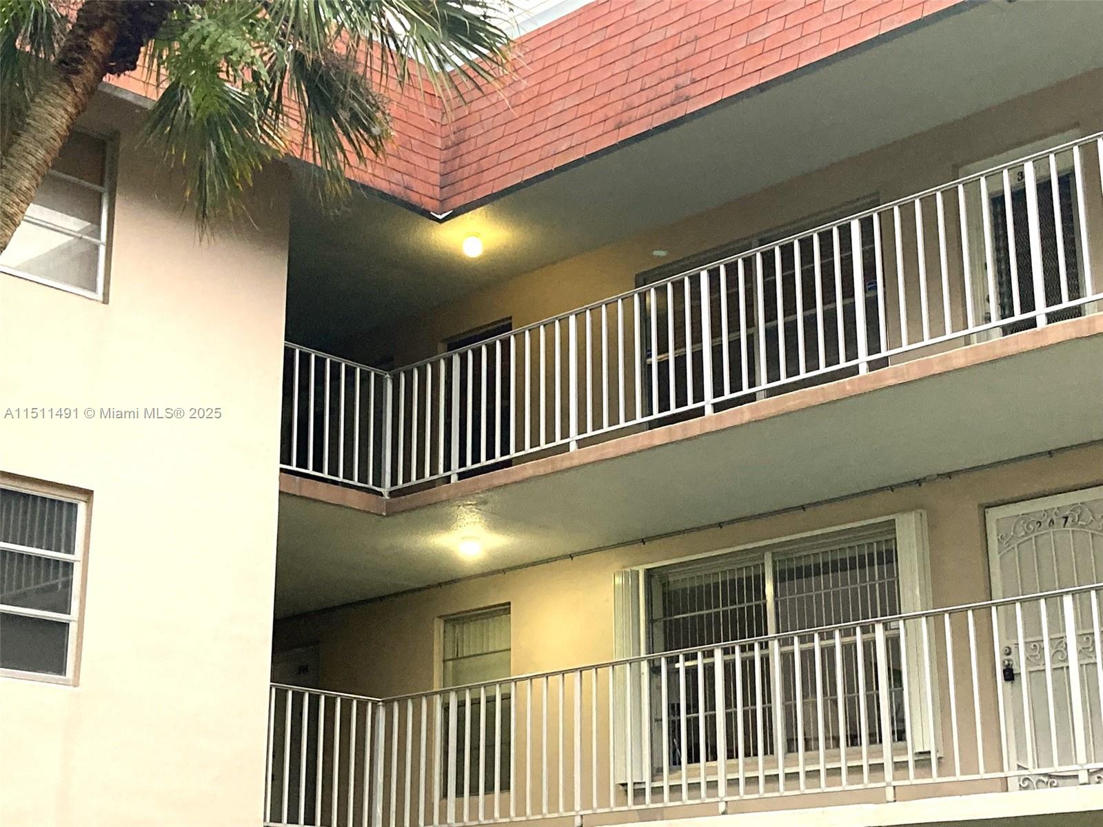 LAUDERDALE OAKS CONDO I - Residential