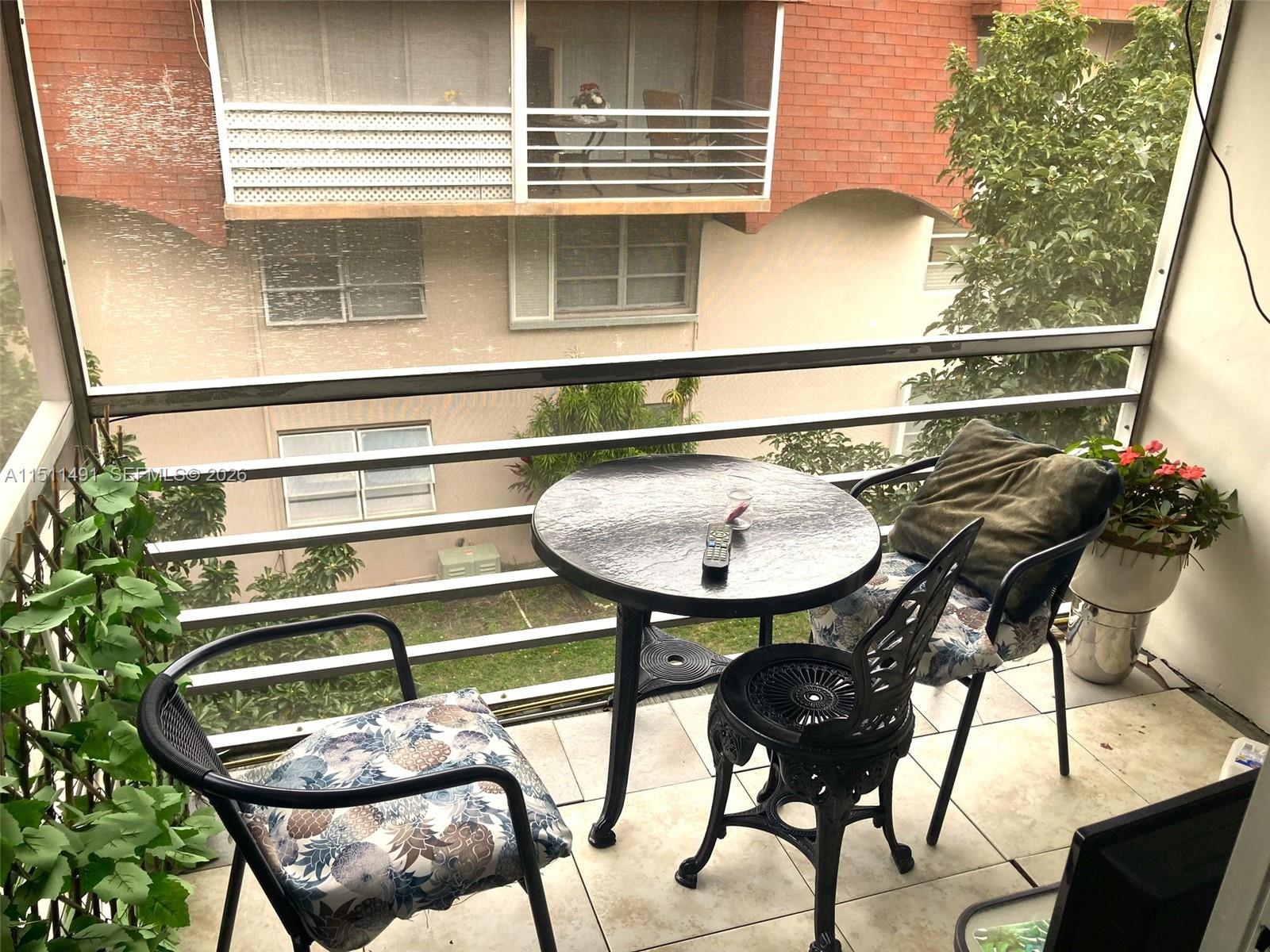 LAUDERDALE OAKS CONDO I - Residential