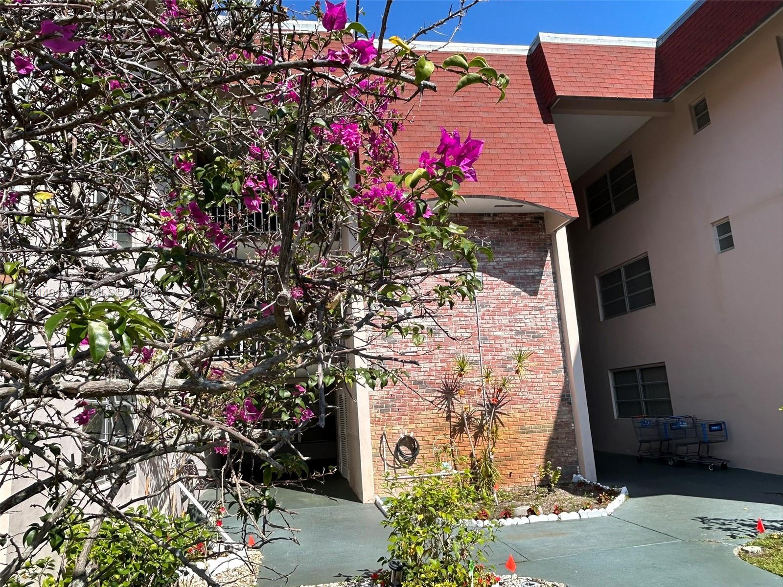 LAUDERDALE OAKS CONDO I - Residential