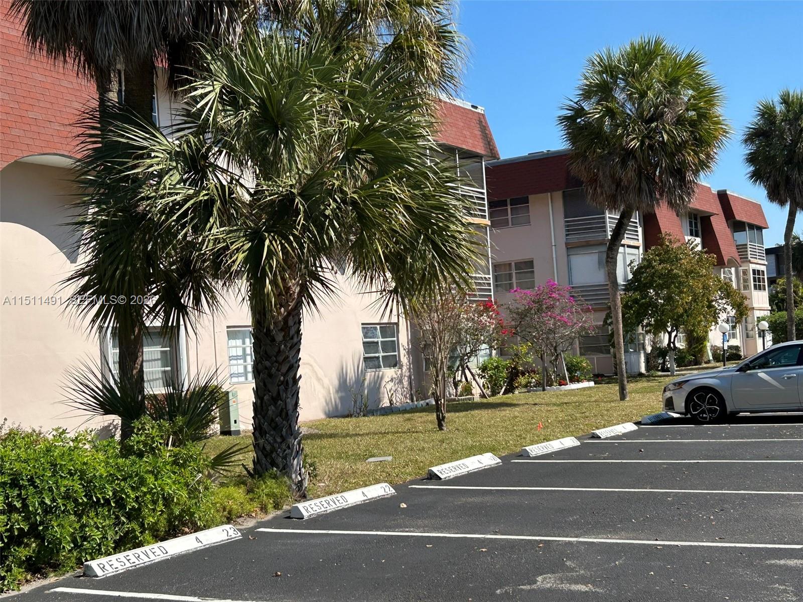 LAUDERDALE OAKS CONDO I - Residential