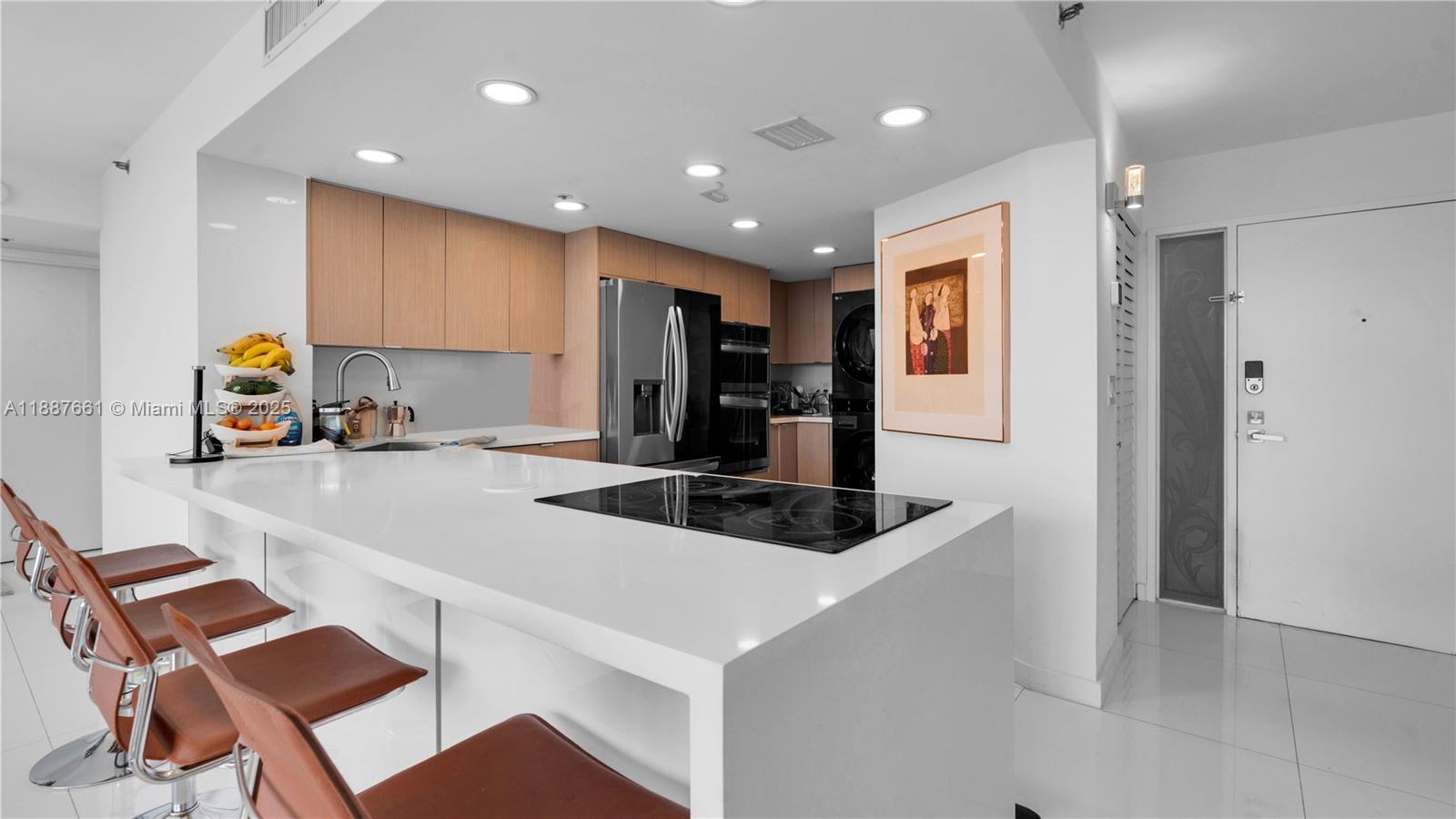 7601 E Treasure Dr 1011