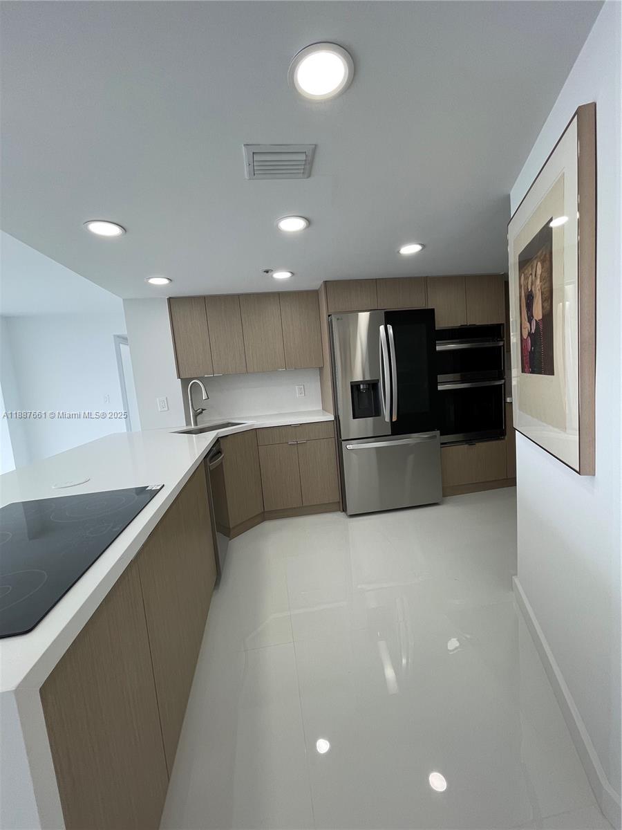 7601 E Treasure Dr 1011