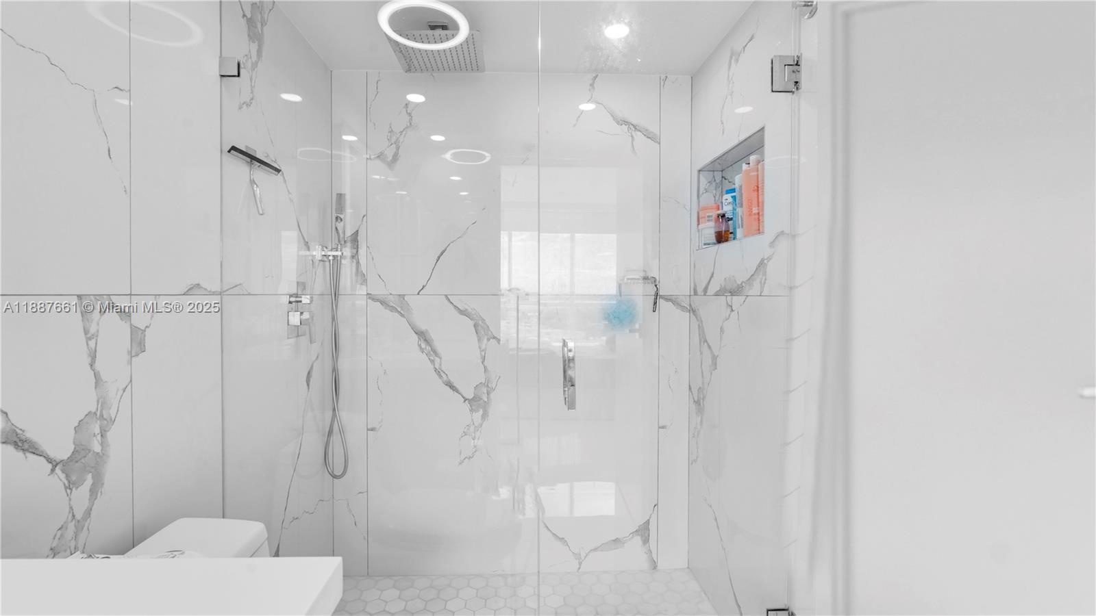 THE GRANDVIEW PALACE COND - Residential