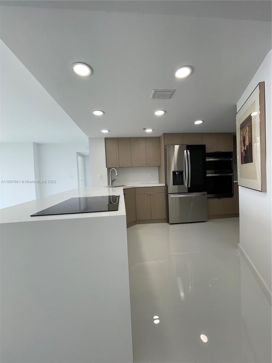 7601 E Treasure Dr 1011