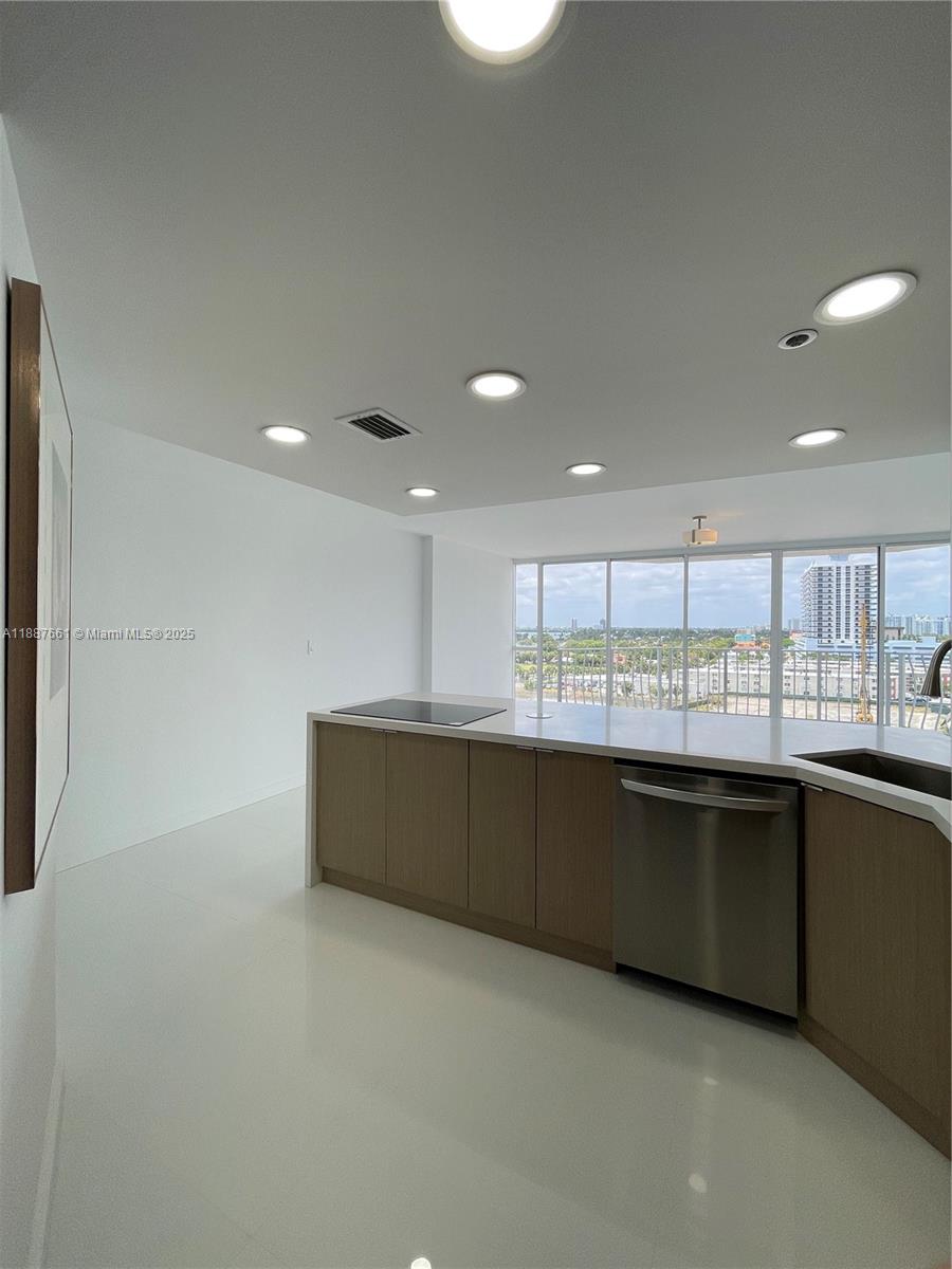 7601 E Treasure Dr 1011