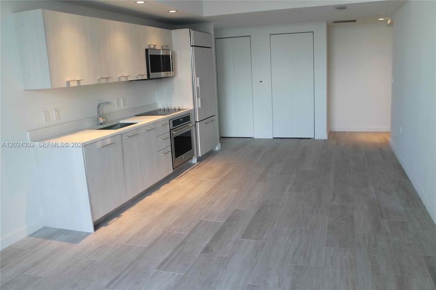 Spectacular 1bed 1.5 bath Unit at Brickell Heights East . Amazing City and Brickell City Centre views, wood plank
porcelain title floor in all unit, modern kitchen , floor to ceiling windows and open balcony. Great amenities featuring 2 pools and jacuzzi, media room, business center, 24hs security, valet and concierge. The unit has North-East exposure views. Located in the heart of Brickell, is near Museum, the Design District, Wynwood and American Airlines Arena. Close to Restaurants, Brickell CITI CENTRE and shops
