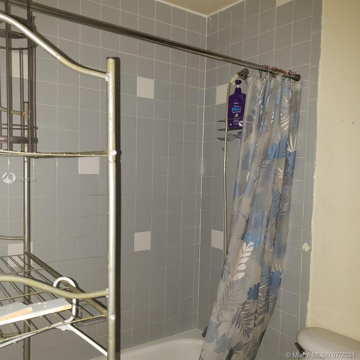 GREENWOOD VILLAS - Residential