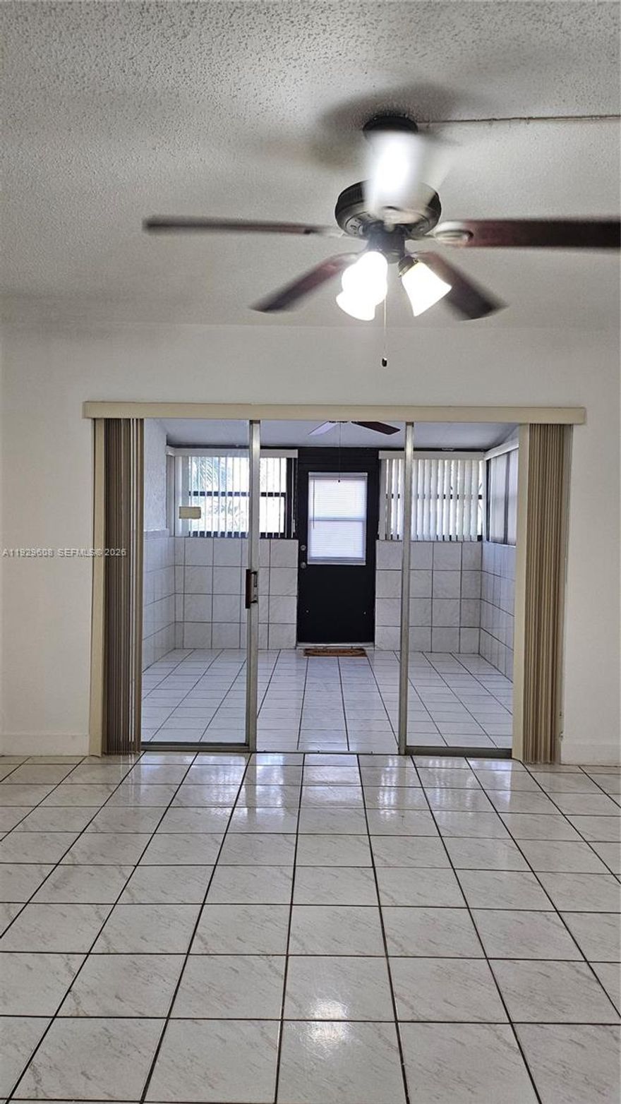 This is your apartment if you are looking for one located on the first floor, very spacious, with a washer and dryer inside, and have an area that you can use as a TV room, play room or a third bedroom. Excellent location 5 minutes walking from Miami Dade College Main Campus in Kendall, quick access to Turnpike and Kendall drive.