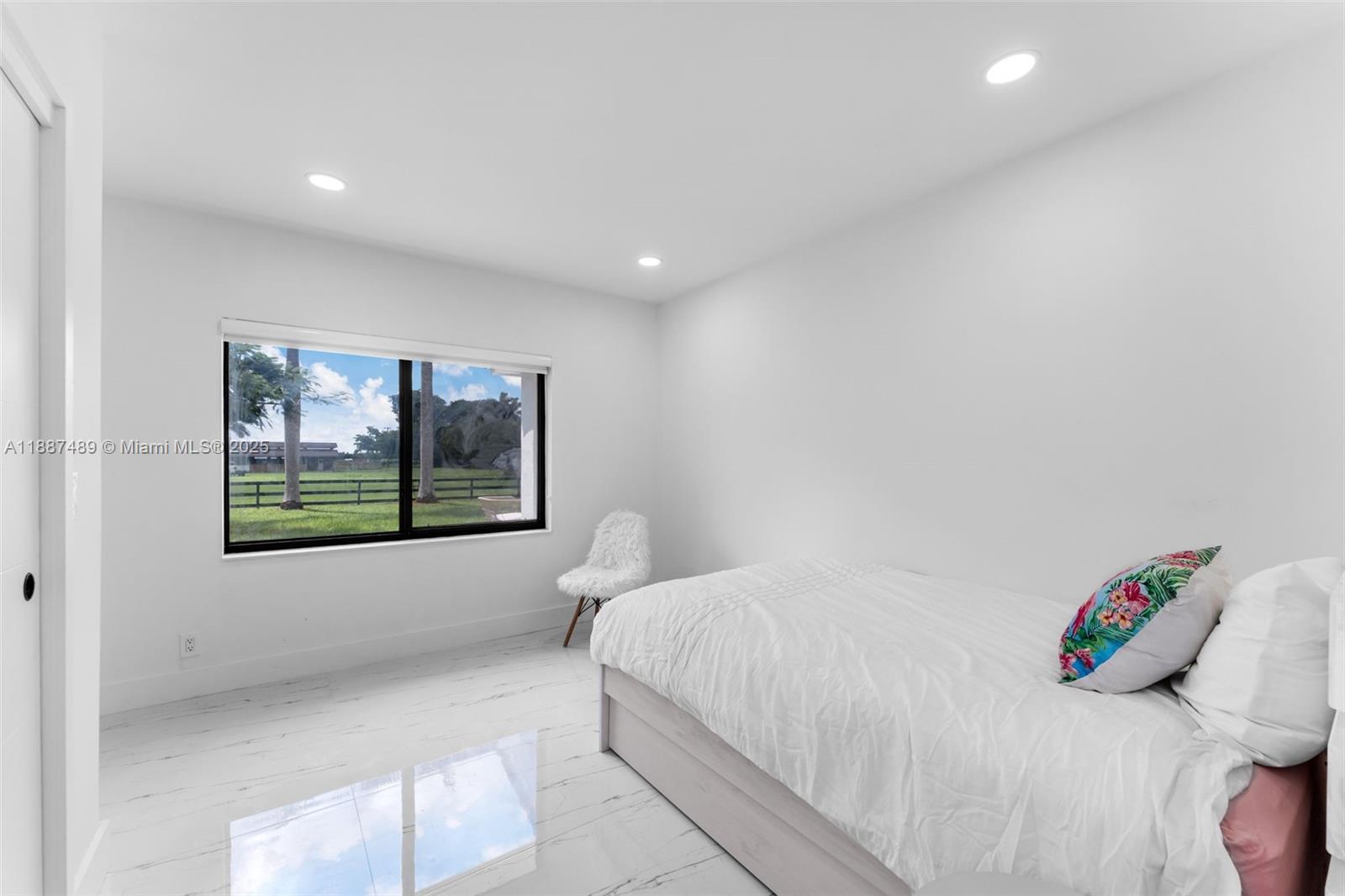 5 AC REDLAND W/ HOME - Residential