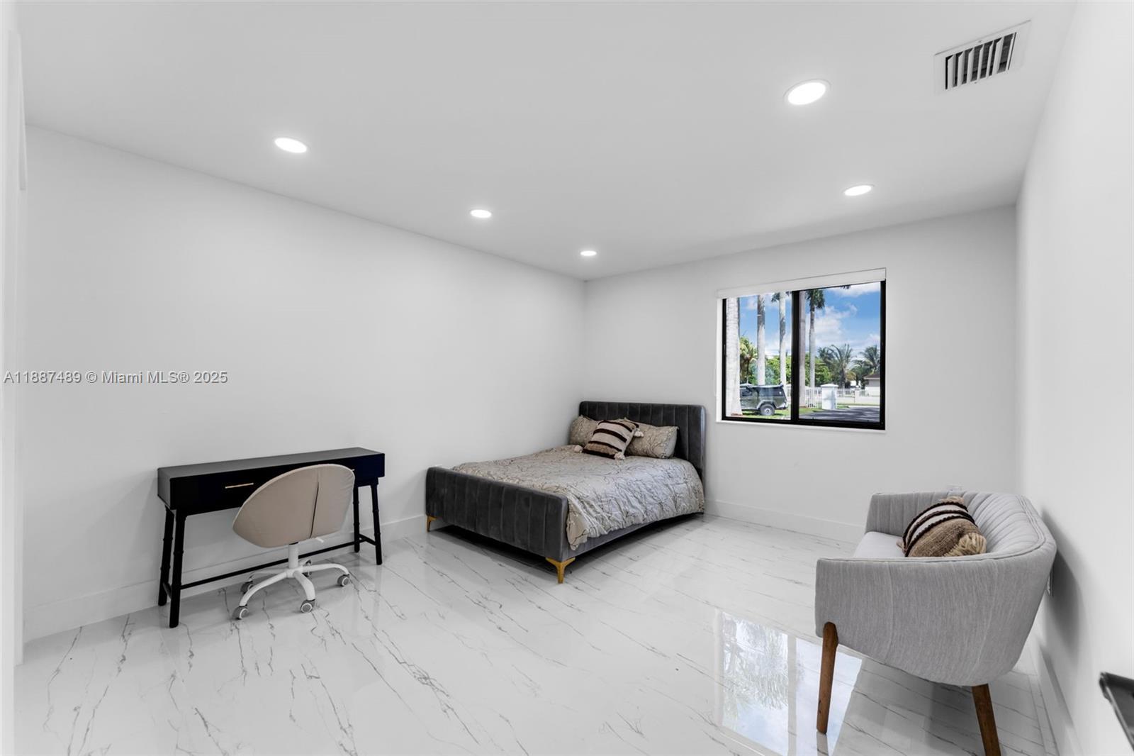 5 AC REDLAND W/ HOME - Residential