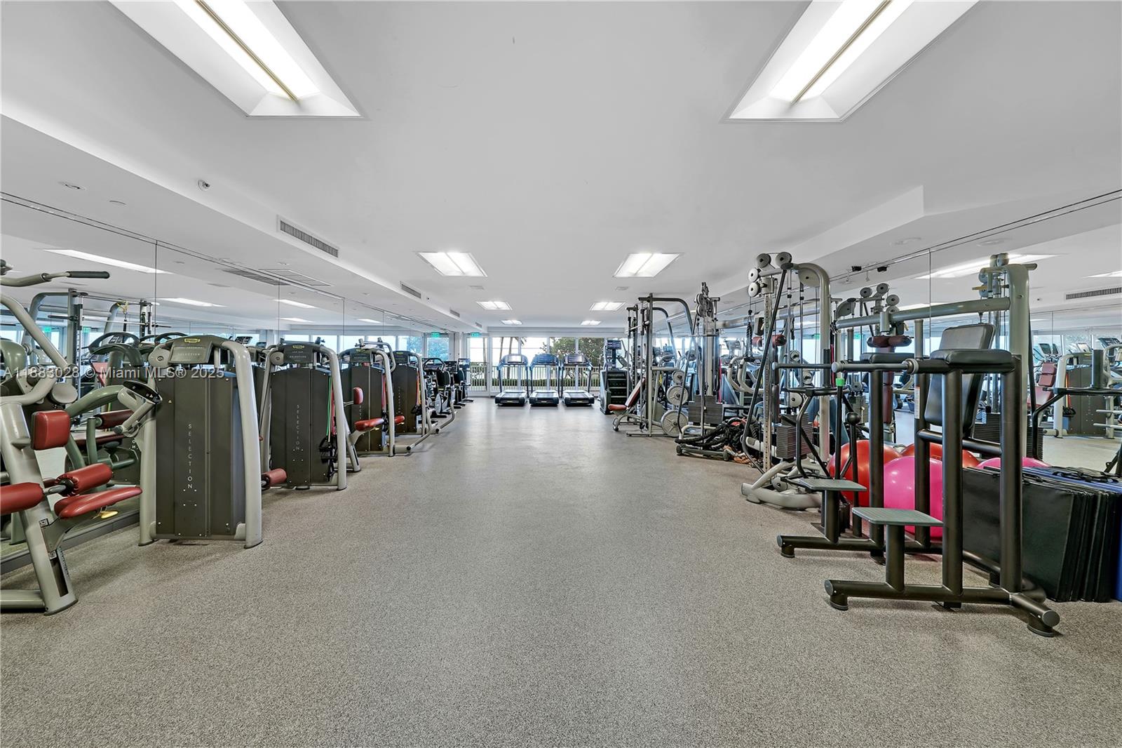 MAJESTIC TOWER - Residential Lease