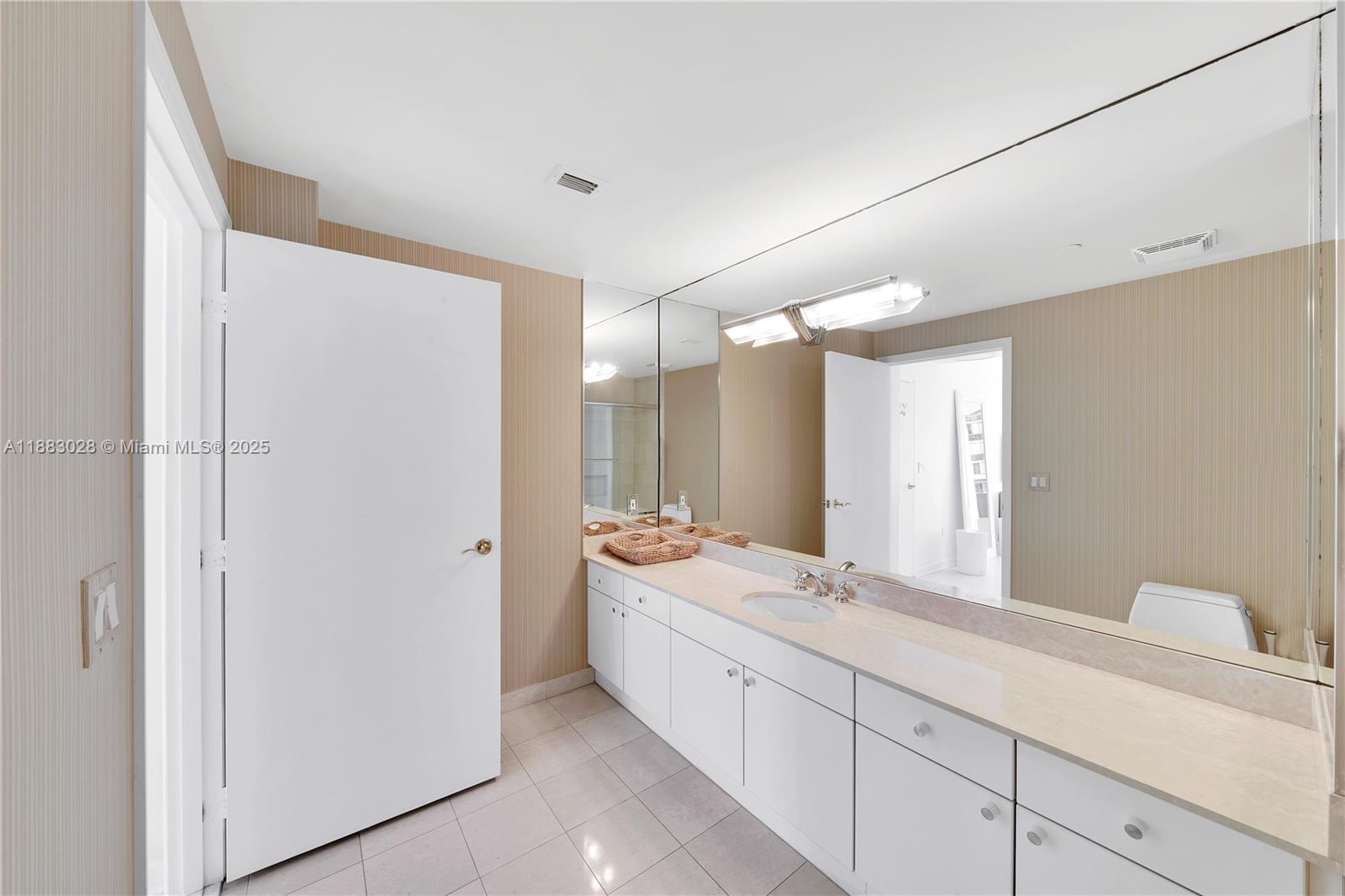 MAJESTIC TOWER - Residential Lease