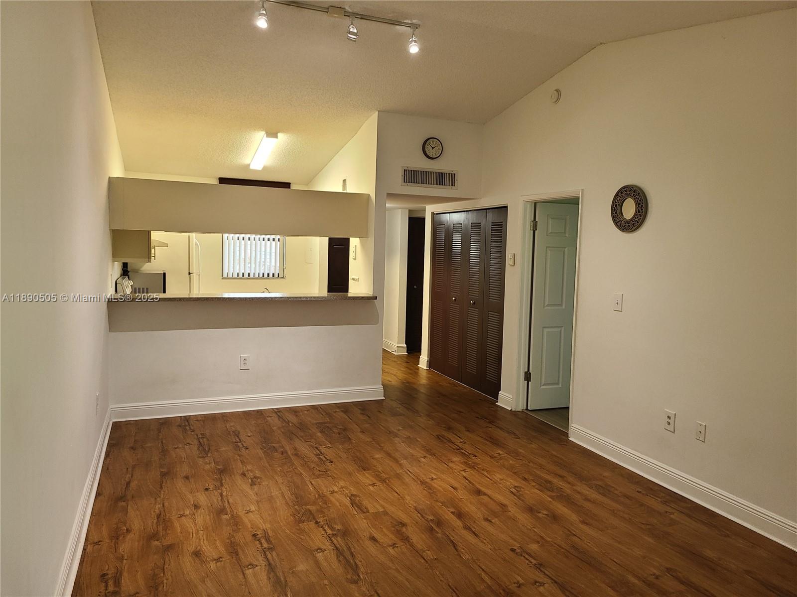 VILLAS DE VENEZIA - Residential Lease