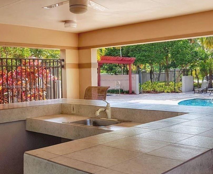 VILLAS DE VENEZIA - Residential Lease
