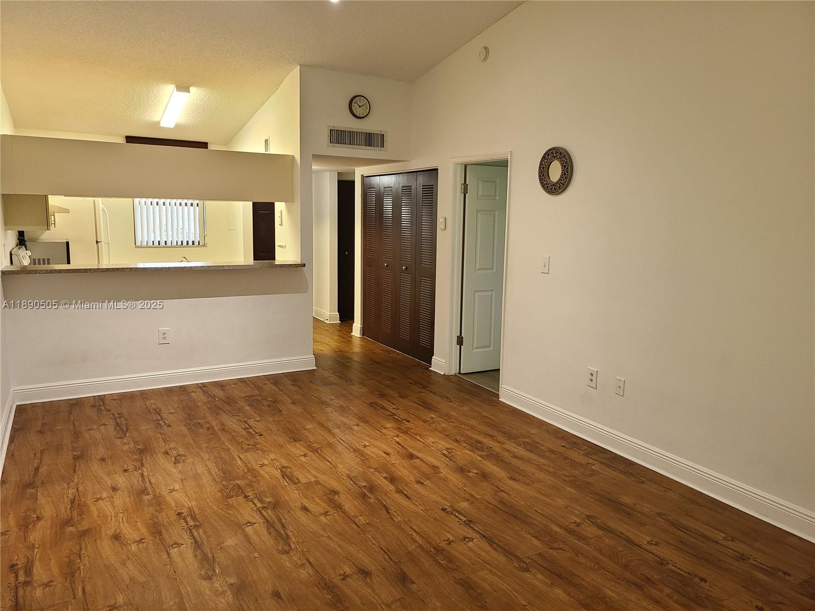 VILLAS DE VENEZIA - Residential Lease