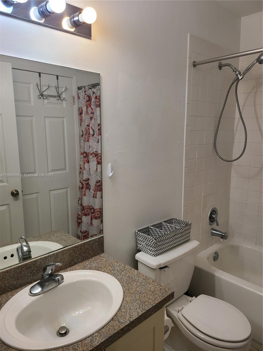 VILLAS DE VENEZIA - Residential Lease