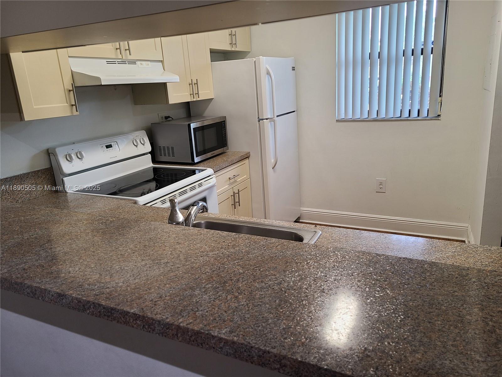 VILLAS DE VENEZIA - Residential Lease
