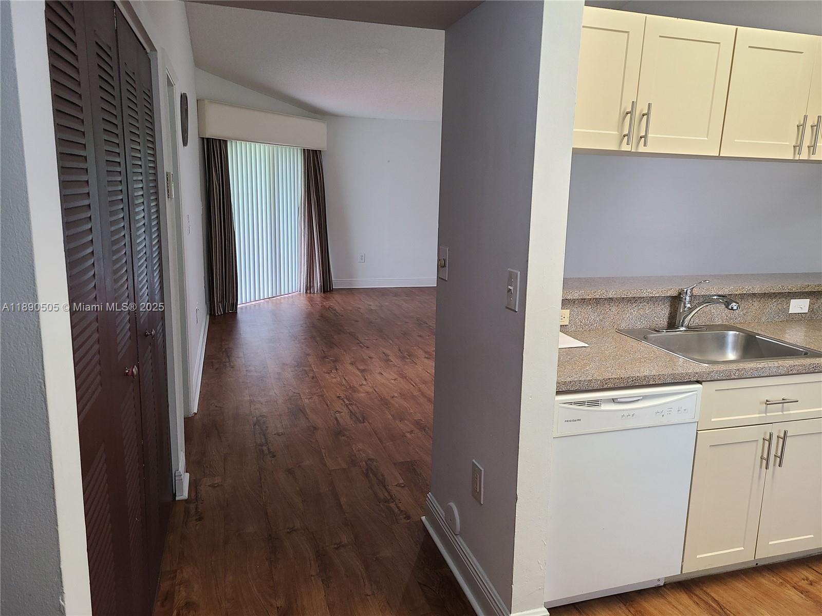 VILLAS DE VENEZIA - Residential Lease