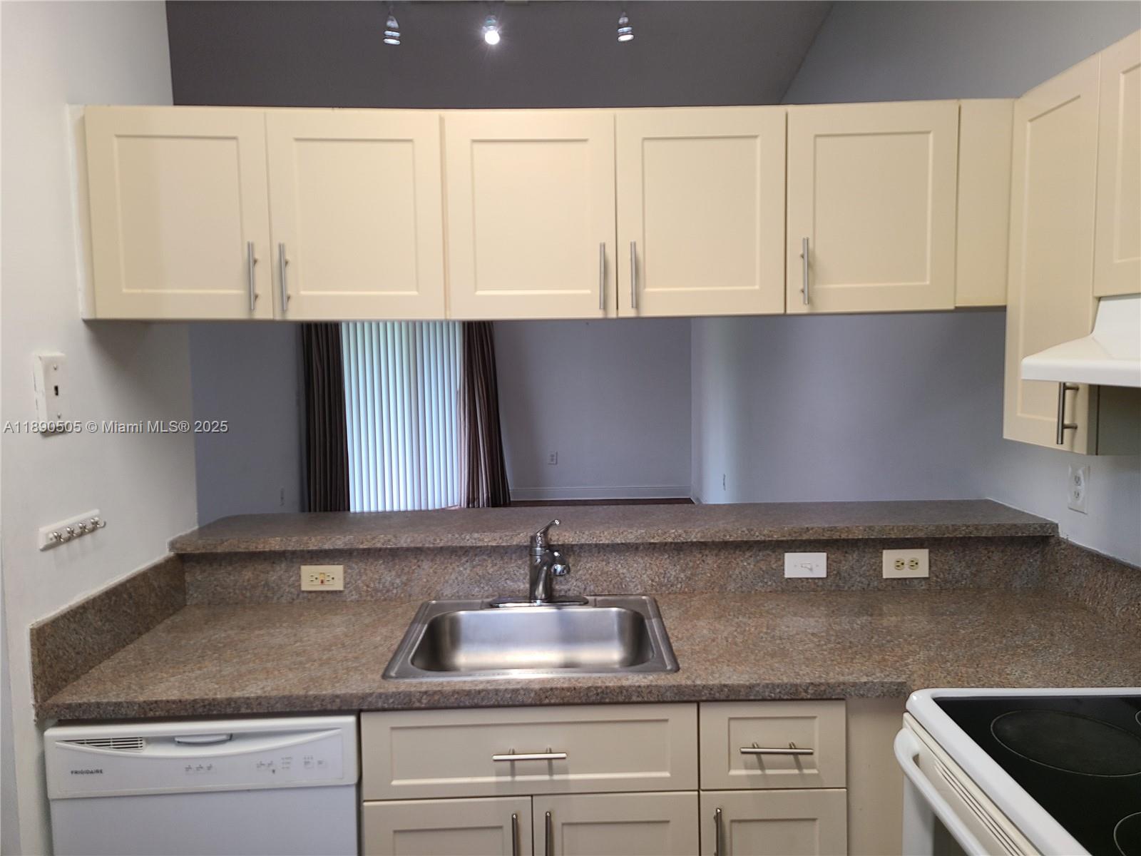 VILLAS DE VENEZIA - Residential Lease