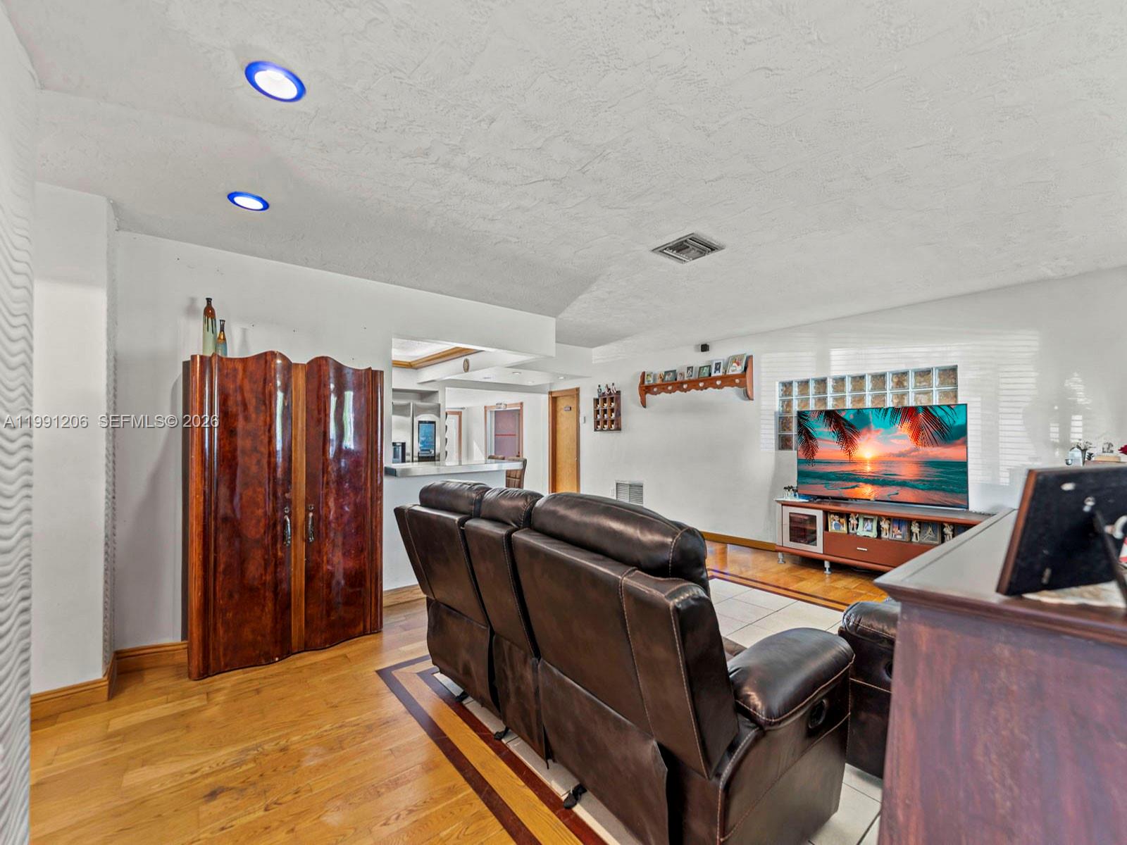 LAUREL MANOR - Residential