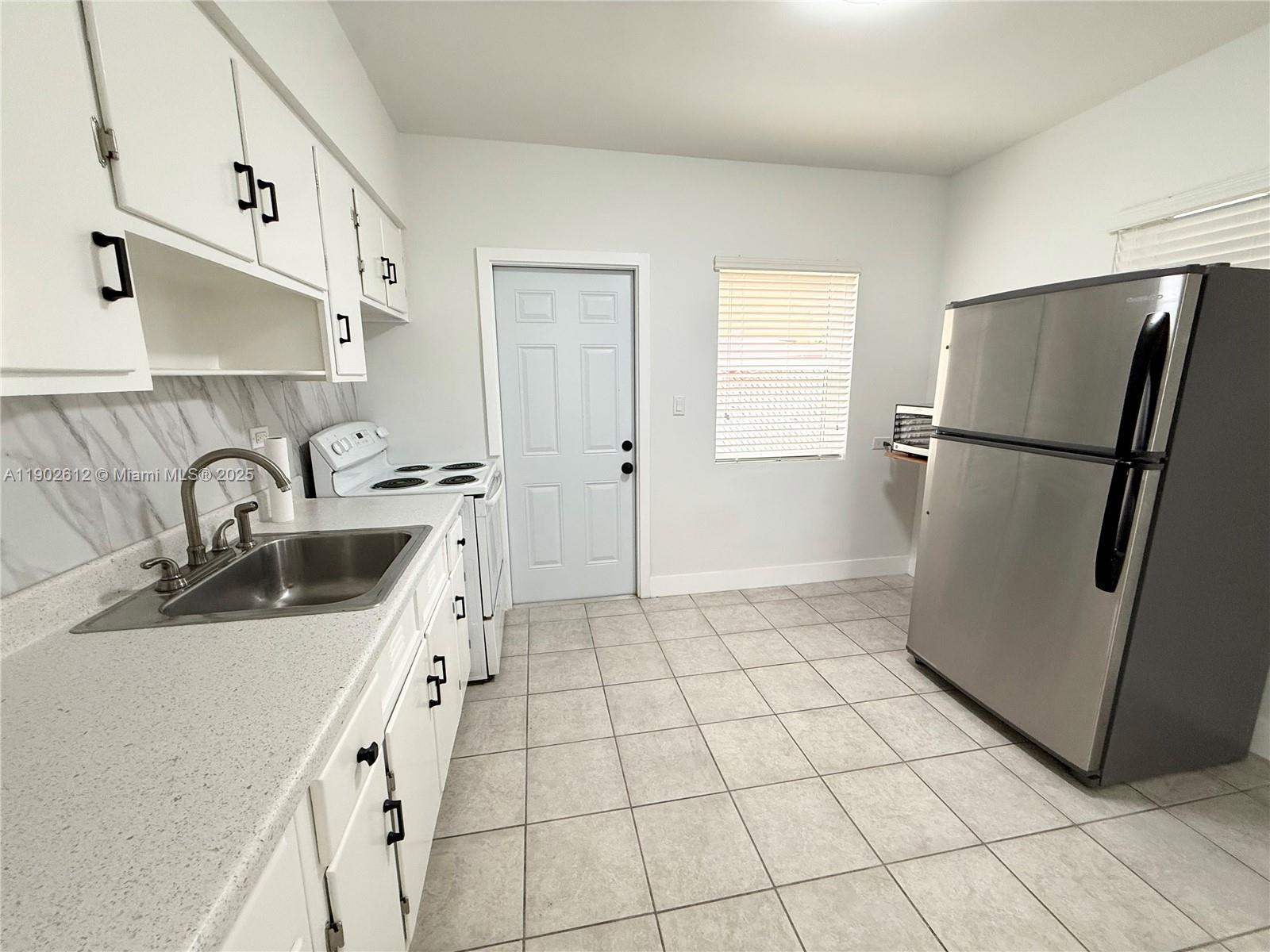 HOLLYWOOD LITTLE RANCHES - Residential Lease