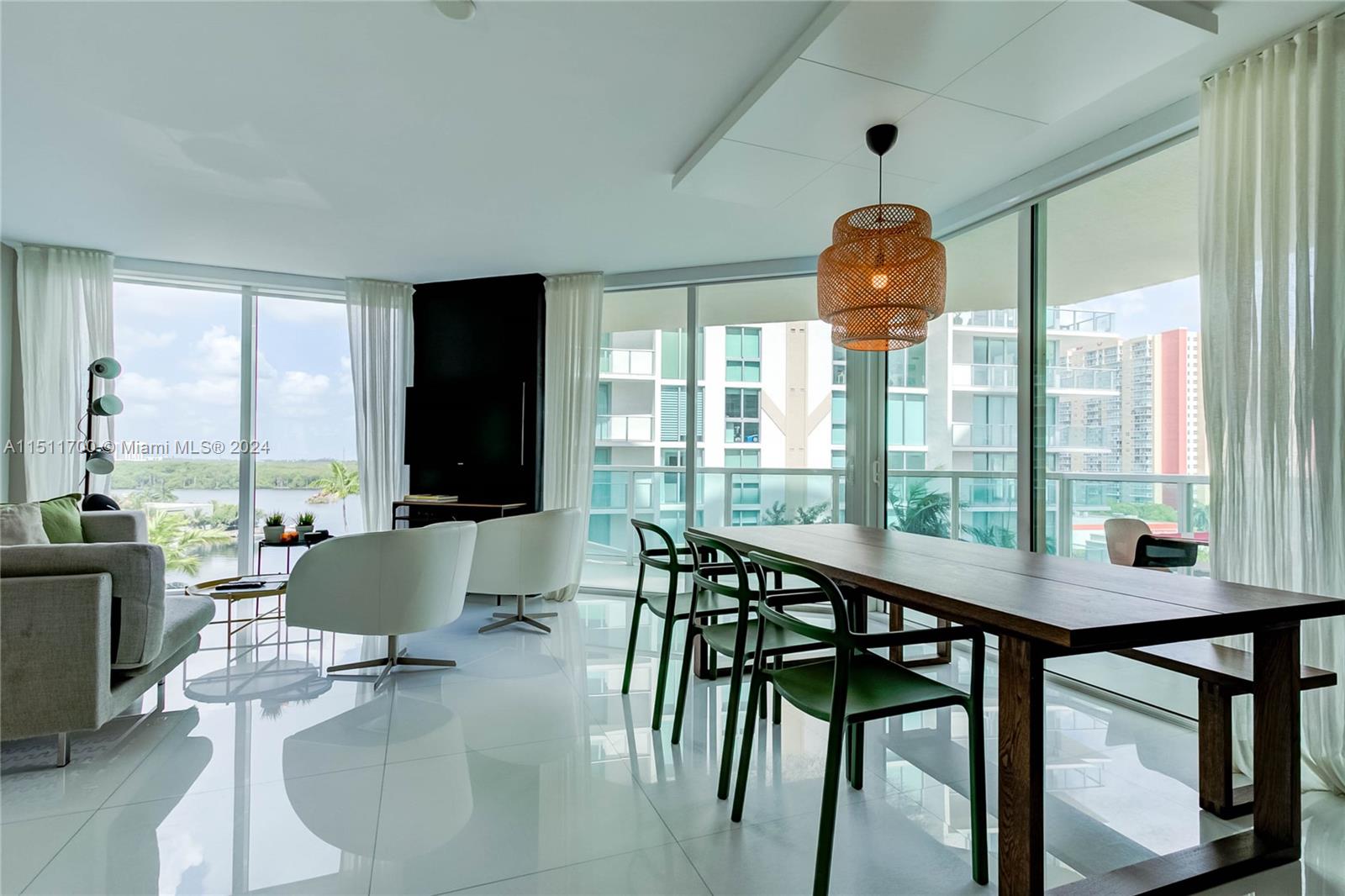 ST TROPEZ ON THE BAY III - Residential