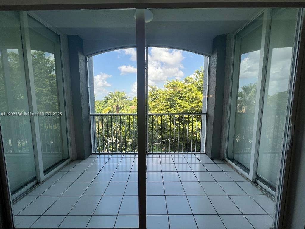 DORAL HOUSE CONDO NO 3 - Residential