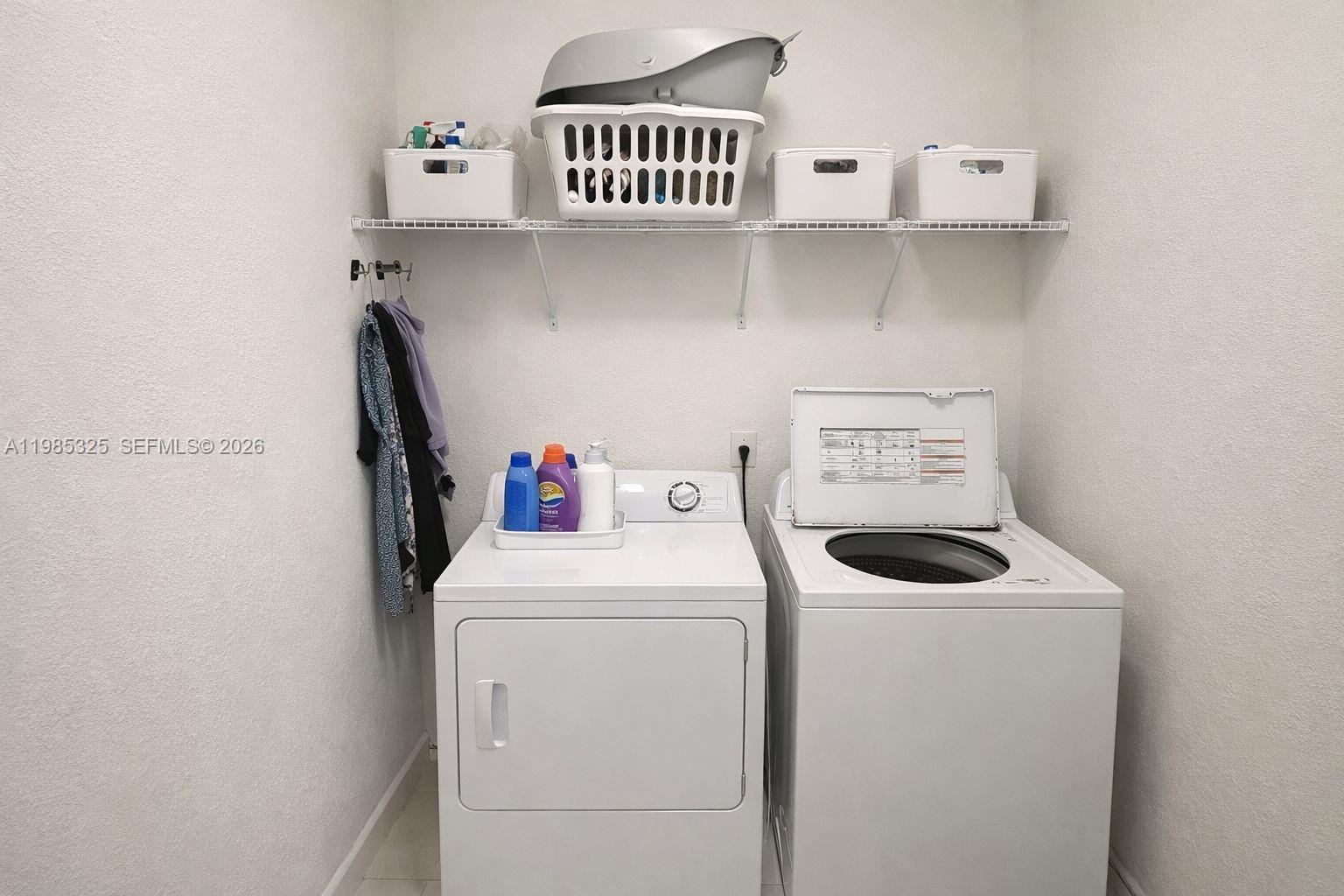 SUNSET LAKE TOWNHOMES - Residential Lease