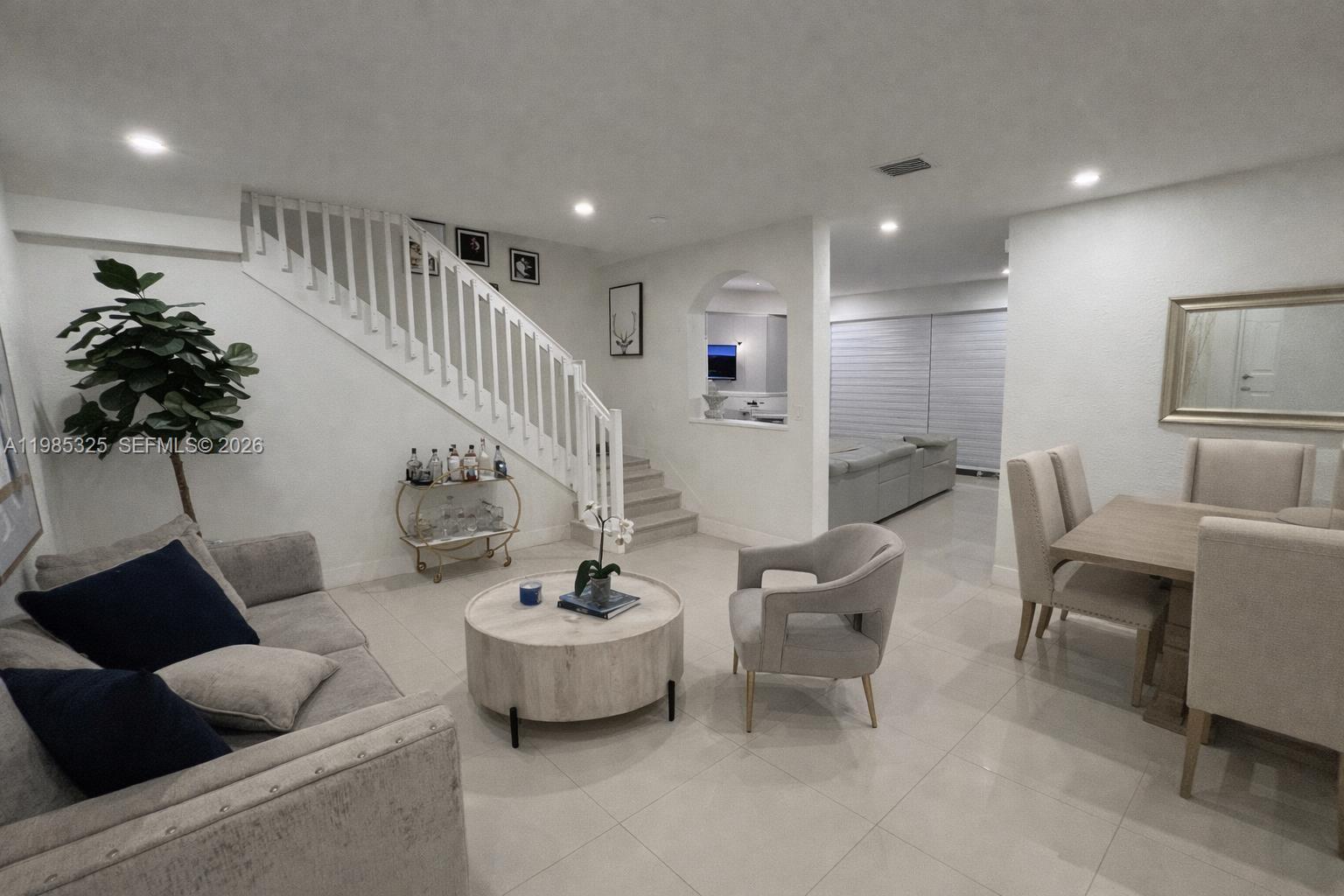 SUNSET LAKE TOWNHOMES - Residential Lease