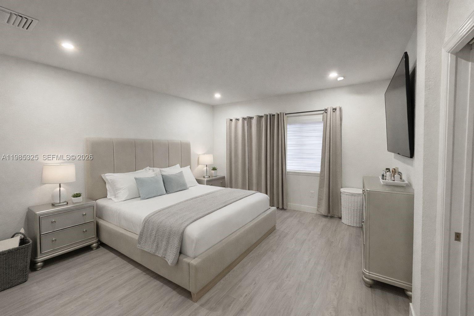 SUNSET LAKE TOWNHOMES - Residential Lease