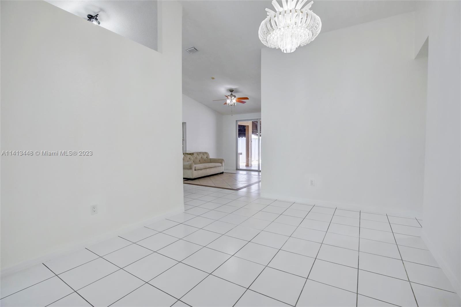FLORIDA TROPICAL ESTATES - Residential
