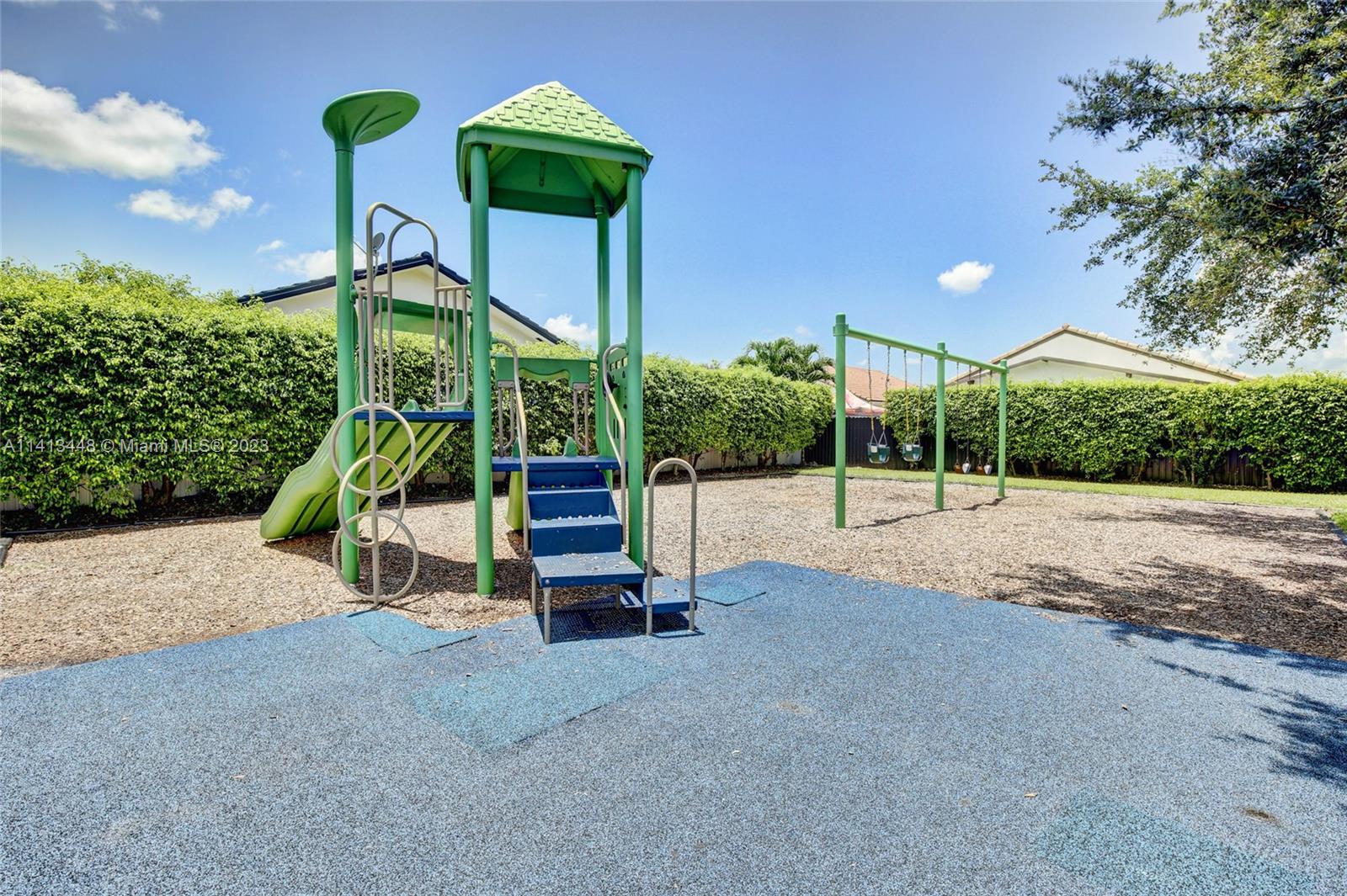 FLORIDA TROPICAL ESTATES - Residential