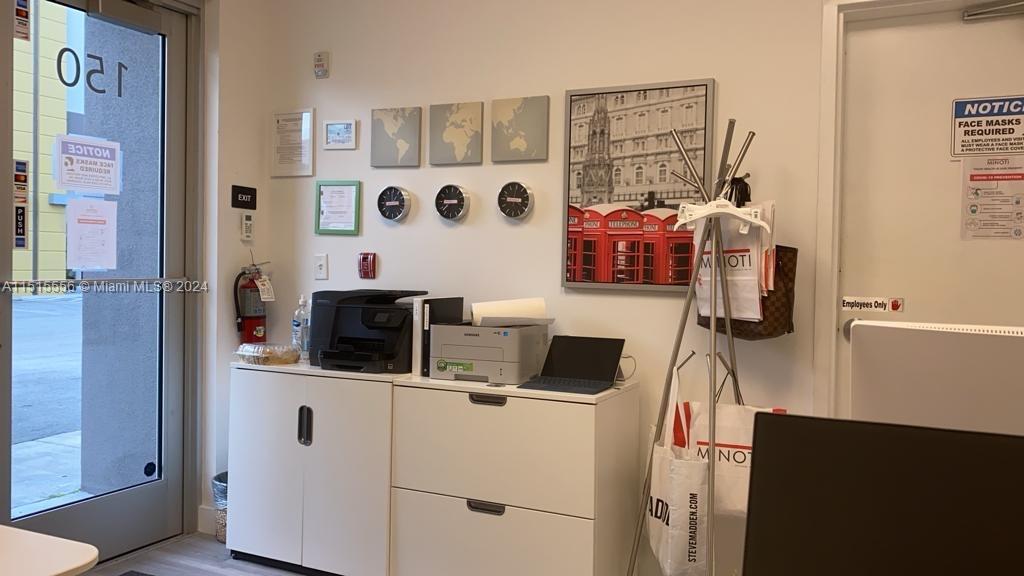 EXCELLENT LOCATION NEAR THE DOLPHIN AND INTERNATIONAL MALL. WAREHOUSE AND OFFICE READY TO START YOUR BUSINESS FURNITURE AND RACK INCLUDED IN THE PRICE
LOCATION IS AMAZING
FOR SHOWING PLEASE TEXT JULIO CASTILLO