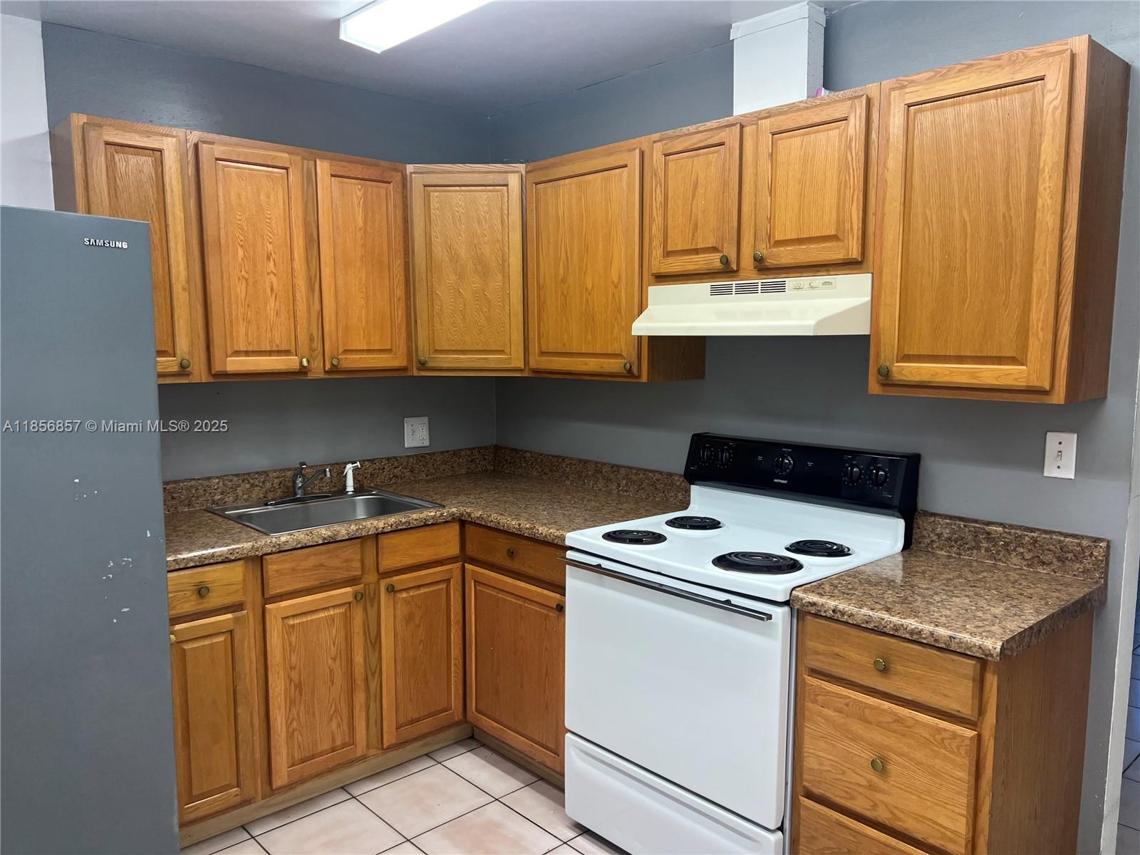 Beautiful apartment 2 Bedrooms and 1 Bath in Coral Springs. very good area near all commercial plazas.
