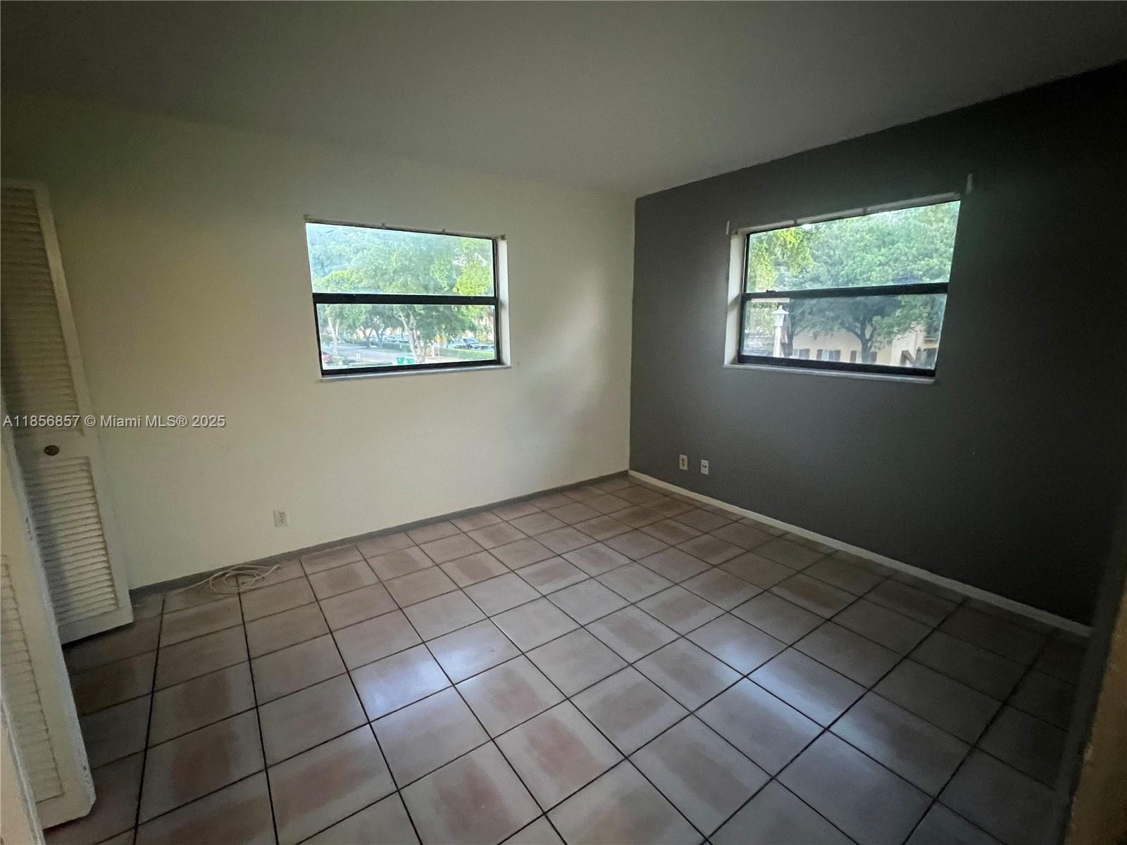 HAMPSHIRE VILLAS CONDO - Residential