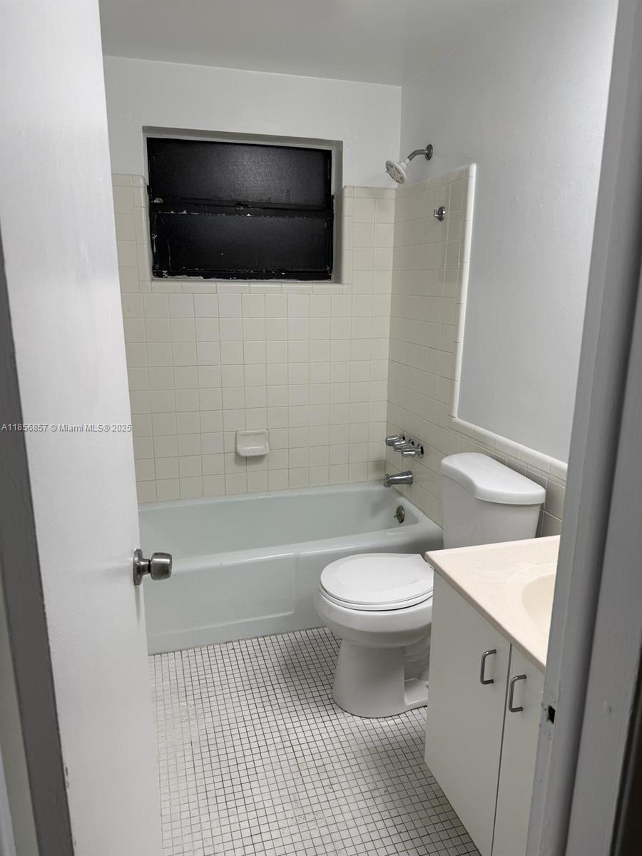 HAMPSHIRE VILLAS CONDO - Residential