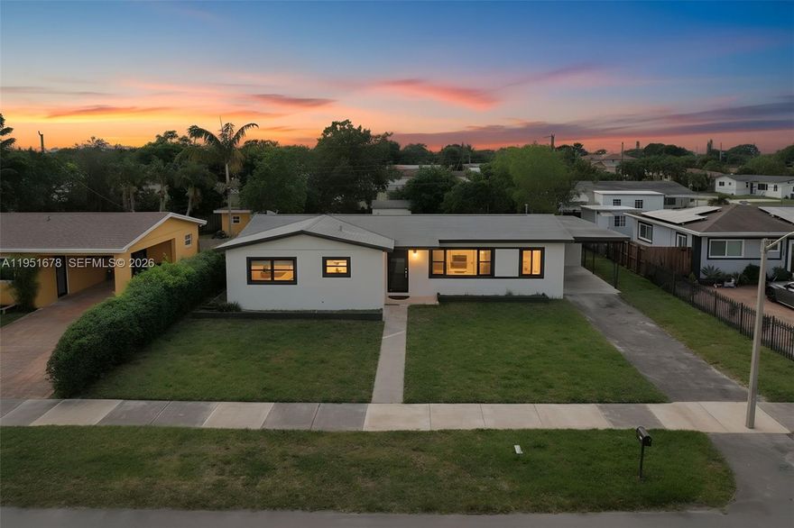 Experience the perfect balance of design, comfort, and exclusivity in this spectacular, fully remodeled home.
From the moment you step inside, you're greeted by a modern ambiance with open spaces, excellent natural light, and contemporary finishes that elevate every corner of the home.
Renovated kitchen with a modern style. Spacious and inviting bedrooms. Modernized bathrooms with elegant details. Resort-style outdoor area: Impressive private pool, ideal patio for entertaining, and a perfect setting to enjoy the weather year-round