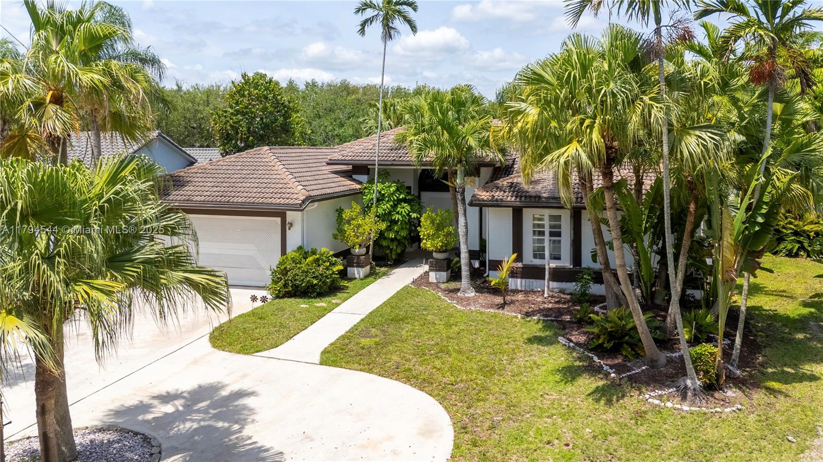 JACARANDA LAKES ENCLAVE - Residential