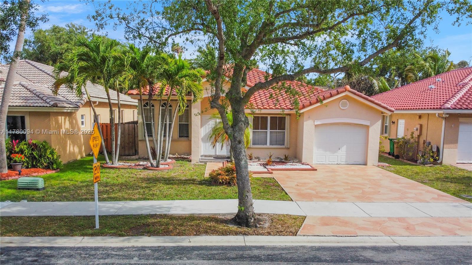 14261 N Royal Cove Cir, Davie, Broward County, Florida - 3 Bedrooms  
2 Bathrooms - 