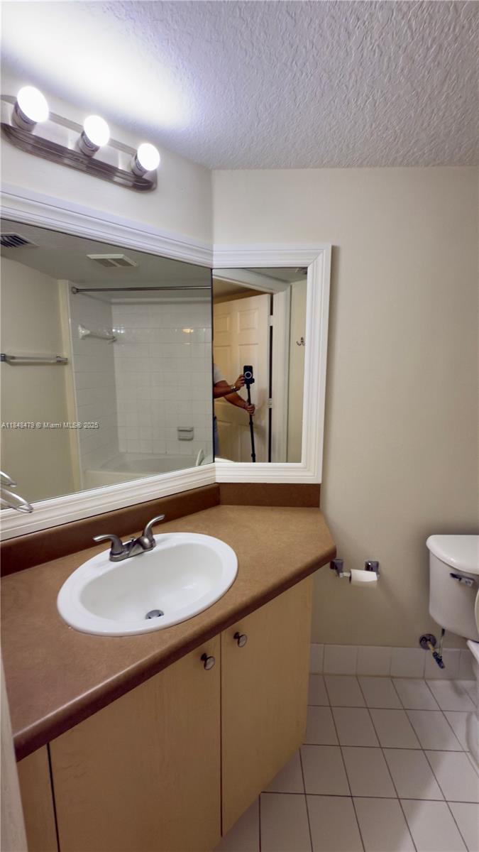 EMERALD ISLE AT LAGUNA LA - Residential Lease