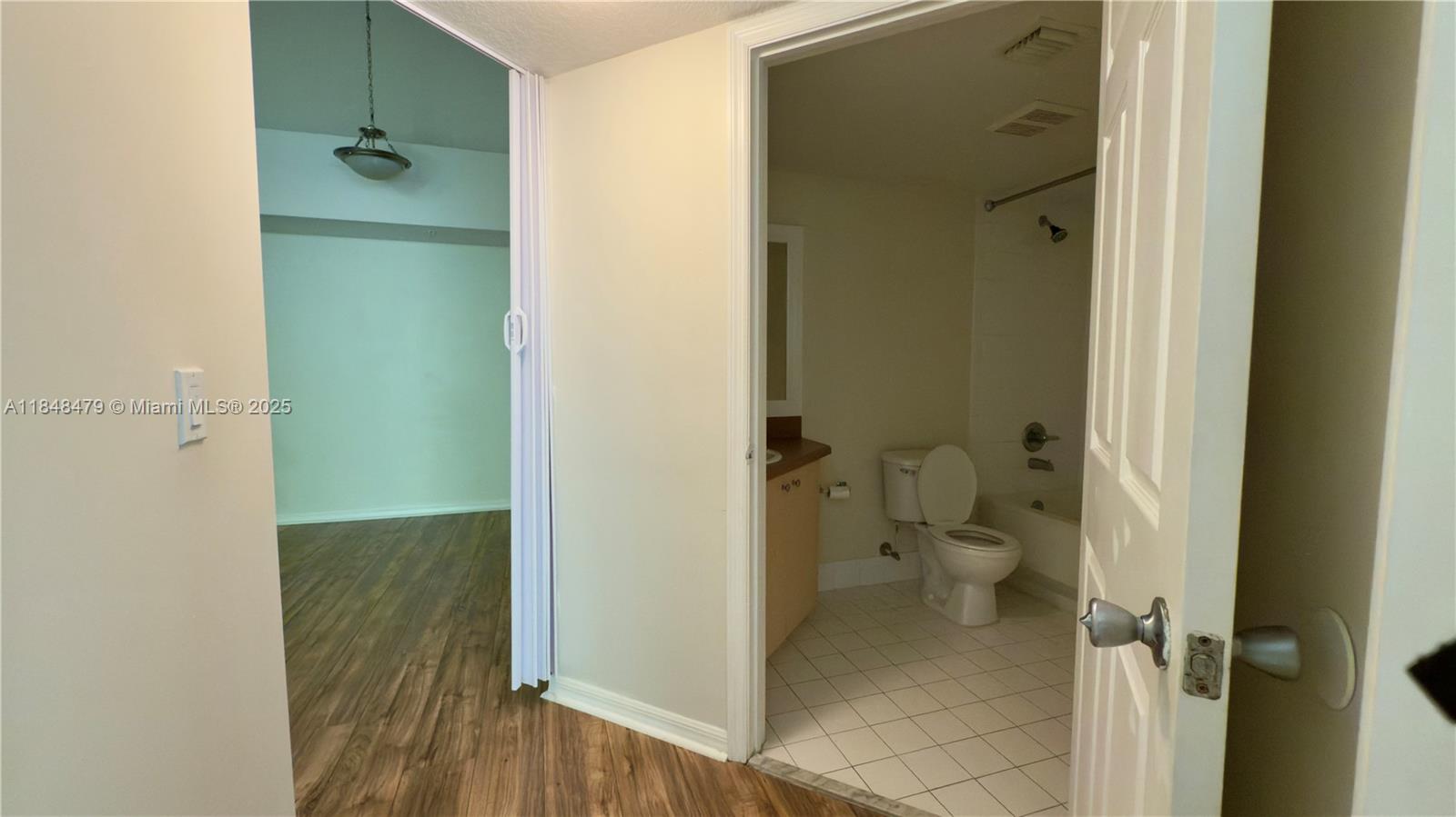 EMERALD ISLE AT LAGUNA LA - Residential Lease