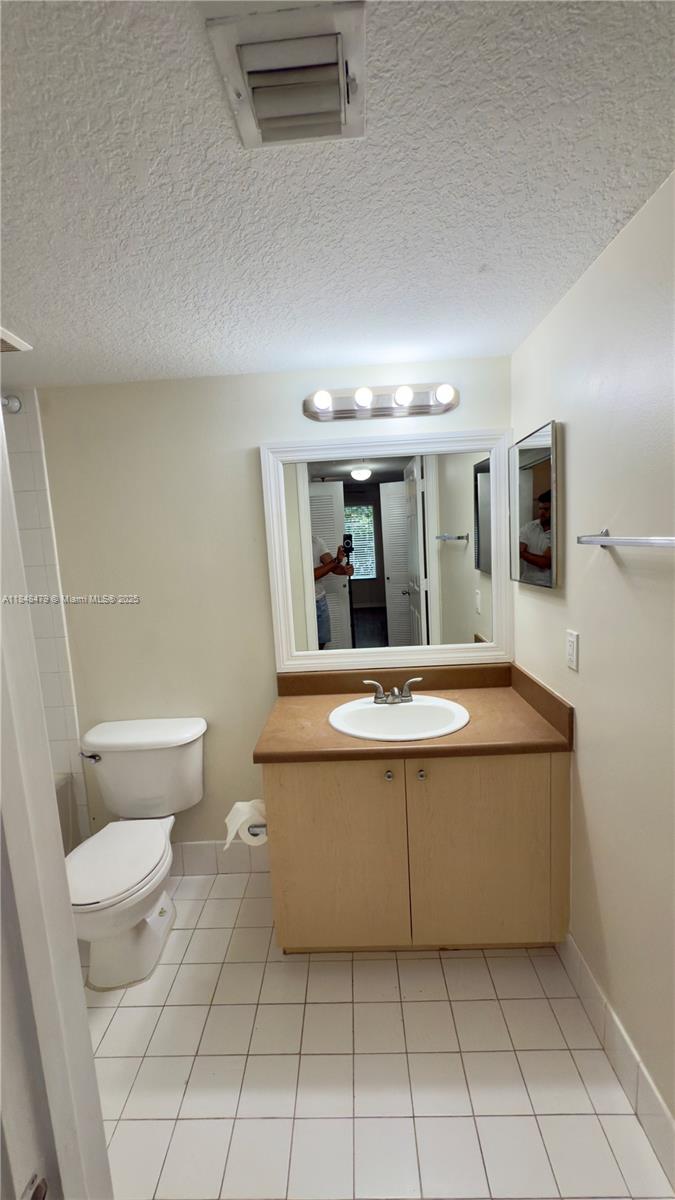 EMERALD ISLE AT LAGUNA LA - Residential Lease