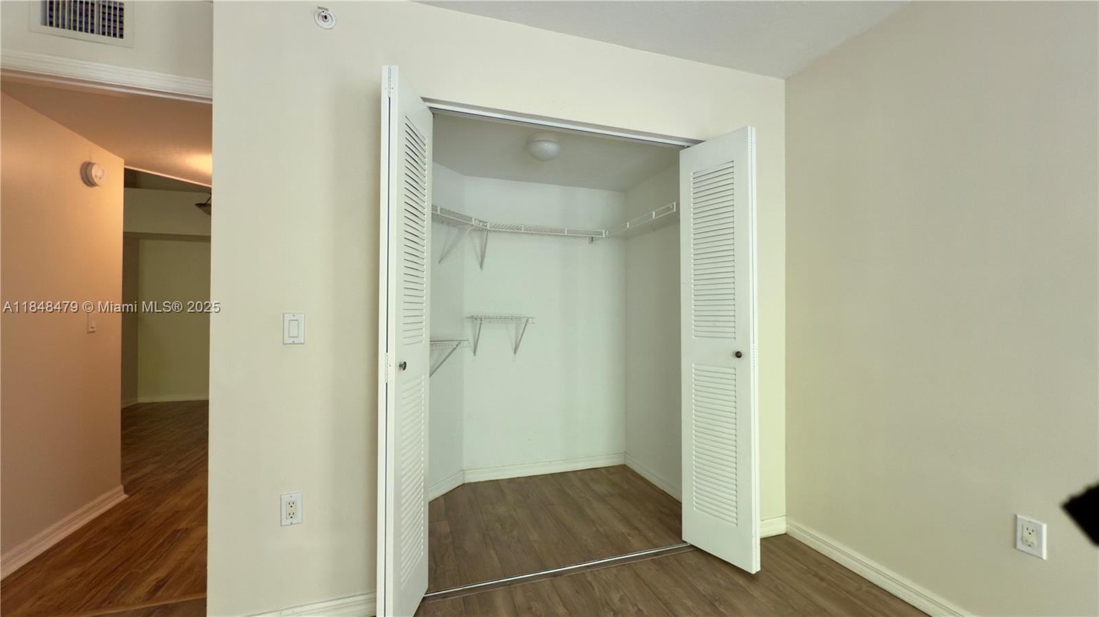 EMERALD ISLE AT LAGUNA LA - Residential Lease