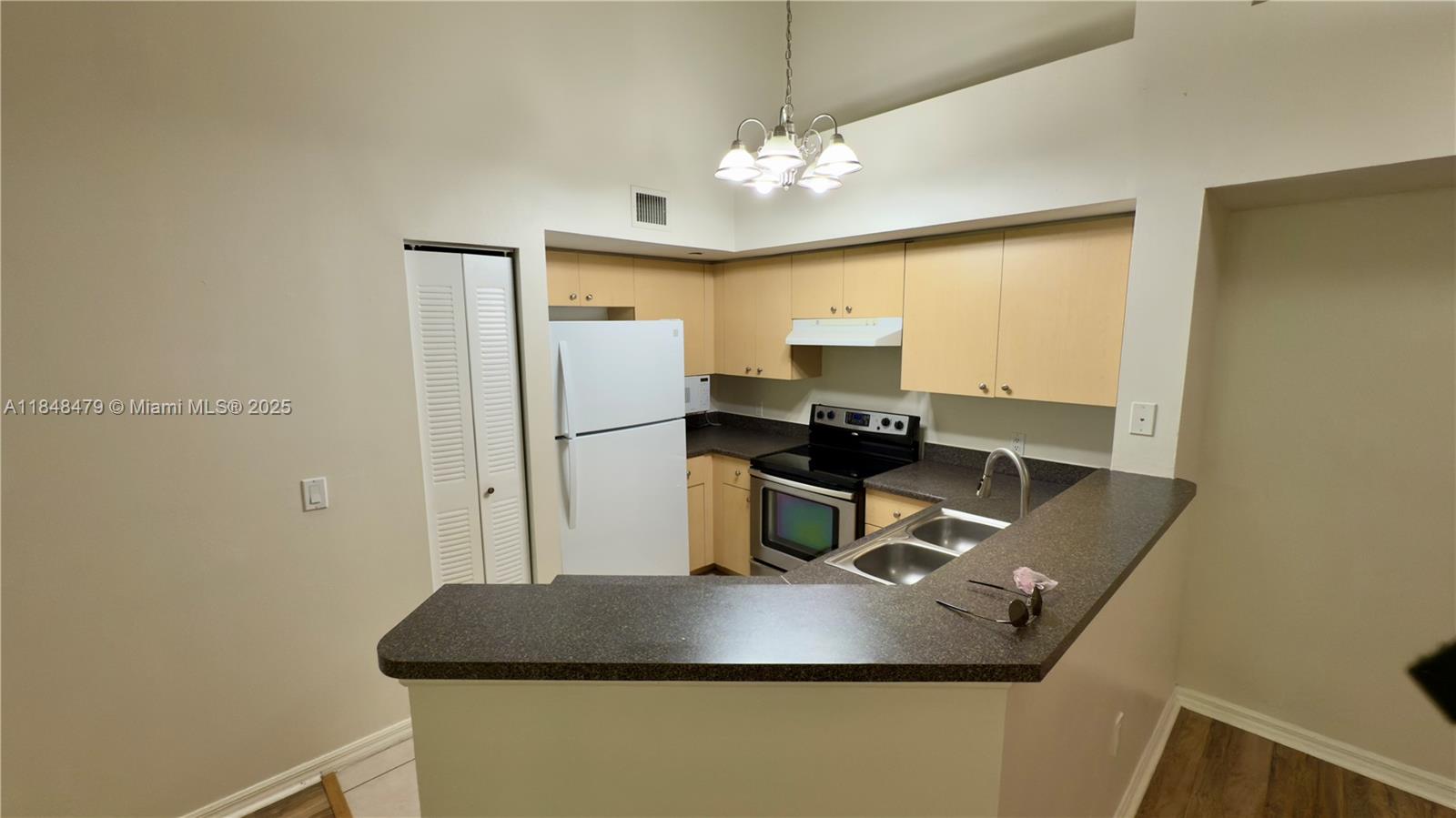 EMERALD ISLE AT LAGUNA LA - Residential Lease