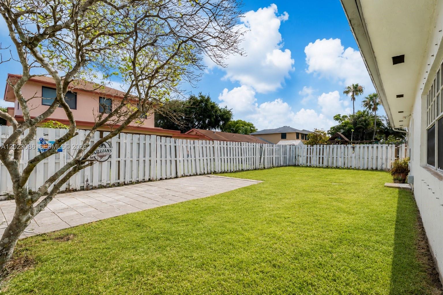 11641 NW 42nd St, Sunrise, FL, 33323/$464,500 2 11641 NW 42nd St