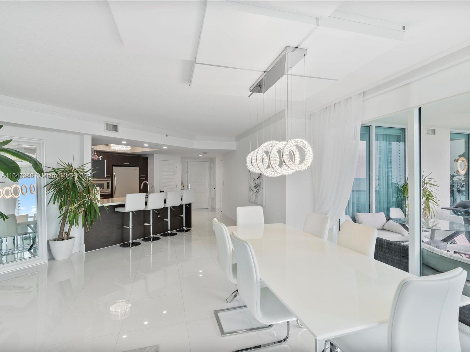 ST TROPEZ ON THE BAY III - Residential