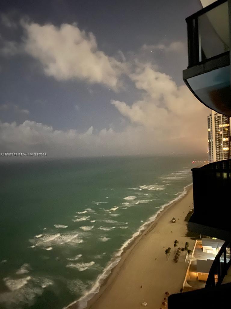 18555 COLLINS AVENUE COND - Residential